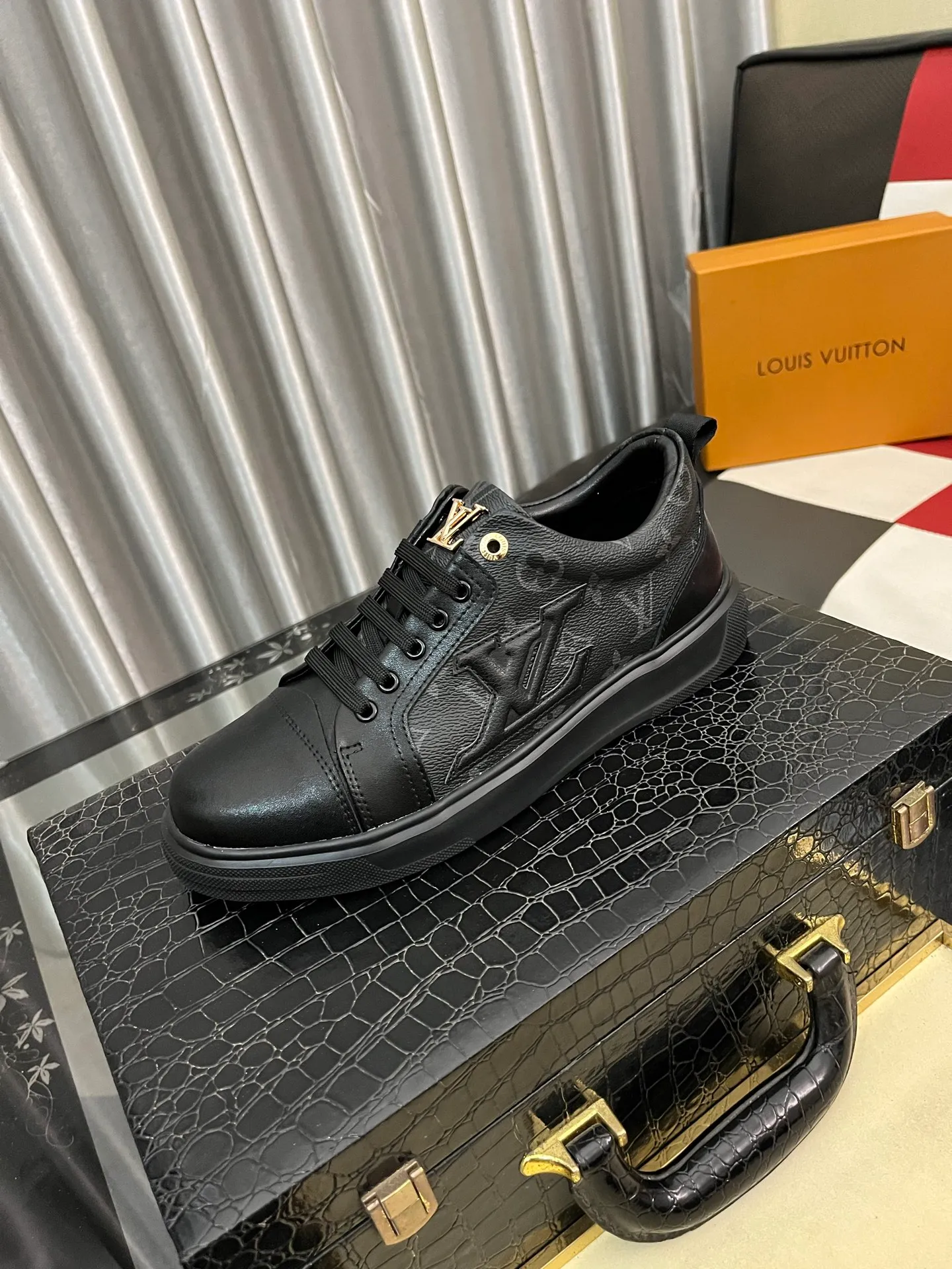 Men's shoes 💰400⌚️⌚️【LOUIS VUITTON】Same style as Louis Vuitton* official website 🚹Men's high-top casual shoes❤️Same style as popular celebrities and big names ~ Best-selling at home and abroad Lv focuses on the checkerboard series...Imported first-layer cowhide with special fabrics➕Full sheep leather lining➕Brand-specific hollow outsole💎Number: 38-443️⃣Colors available